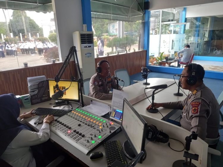 Petugas Ditlantas Polda Jambi menjadi narasumber dalam program Patroli Udara Siginjai yang disiarkan langsung dari Studio RRI Pro 2 FM Jambi, Senin (26/1/2026) (Dok. Nahar)