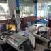 Petugas Ditlantas Polda Jambi menjadi narasumber dalam program Patroli Udara Siginjai yang disiarkan langsung dari Studio RRI Pro 2 FM Jambi, Senin (26/1/2026) (Dok. Nahar)