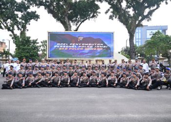 Wakapolda Jambi Brigjen Pol. M. Mustaqim, S.I.K., bersama pejabat utama Polda Jambi dan personel BKO berfoto bersama usai apel penyambutan personel yang telah menyelesaikan tugas penanganan bencana alam di Sumatera Barat, di Lapangan Hitam Mapolda Jambi, Senin (26/1/2026).(Dok. Nahar)
