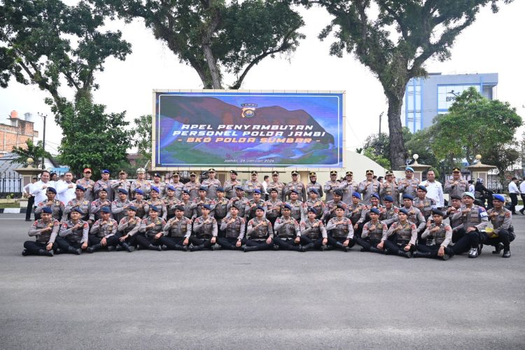 Wakapolda Jambi Brigjen Pol. M. Mustaqim, S.I.K., bersama pejabat utama Polda Jambi dan personel BKO berfoto bersama usai apel penyambutan personel yang telah menyelesaikan tugas penanganan bencana alam di Sumatera Barat, di Lapangan Hitam Mapolda Jambi, Senin (26/1/2026).(Dok. Nahar)