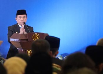 Gubernur Bank Indonesia Perry Warjiyo (kiri) mengukuhkan Tedy Arif Budiman sebagai Kepala Kantor Perwakilan Bank Indonesia Provinsi Jambi di Swiss-Belhotel Jambi, Senin (26/1/2026) (Dok. Erit)