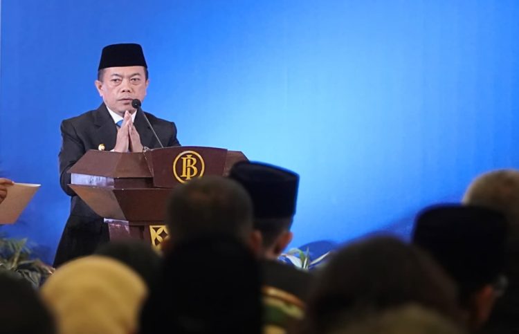 Gubernur Bank Indonesia Perry Warjiyo (kiri) mengukuhkan Tedy Arif Budiman sebagai Kepala Kantor Perwakilan Bank Indonesia Provinsi Jambi di Swiss-Belhotel Jambi, Senin (26/1/2026) (Dok. Erit)