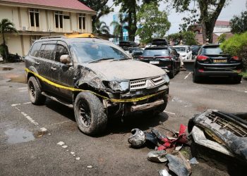 Mobil Mitsubishi Pajero yang dikemudikan tersangka terlihat mengalami kerusakan usai terlibat kecelakaan beruntun dan menabrak pagar Mapolda Jambi, Minggu (18/1/2026) dini hari. (Dok. Nahar)