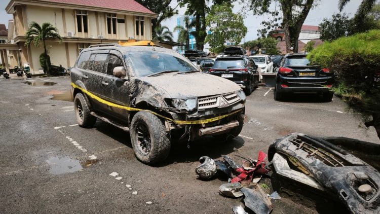 Mobil Mitsubishi Pajero yang dikemudikan tersangka terlihat mengalami kerusakan usai terlibat kecelakaan beruntun dan menabrak pagar Mapolda Jambi, Minggu (18/1/2026) dini hari. (Dok. Nahar)