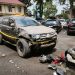 Mobil Mitsubishi Pajero yang dikemudikan tersangka terlihat mengalami kerusakan usai terlibat kecelakaan beruntun dan menabrak pagar Mapolda Jambi, Minggu (18/1/2026) dini hari. (Dok. Nahar)