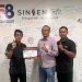 Perwakilan PT Sinar Sentosa Primatama bersama mitra dan pihak SMK menunjukkan simbol peresmian kerja sama AHASS Teaching Factory sebagai upaya memperkuat sinergi industri dan pendidikan vokasi di Provinsi Jambi. (Dok.Sinsen)