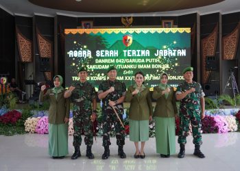 Pangdam XX/TIB Mayjen TNI Arief Gajah Mada (tengah) berfoto bersama pejabat lama dan pejabat baru Danrem 042/Garuda Putih usai upacara serah terima jabatan di Makodam XX/TIB, Padang, Sumatera Barat, Senin (26/1/2026). (Dok. Penrem 042/Gapu)