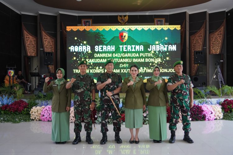 Pangdam XX/TIB Mayjen TNI Arief Gajah Mada (tengah) berfoto bersama pejabat lama dan pejabat baru Danrem 042/Garuda Putih usai upacara serah terima jabatan di Makodam XX/TIB, Padang, Sumatera Barat, Senin (26/1/2026). (Dok. Penrem 042/Gapu)