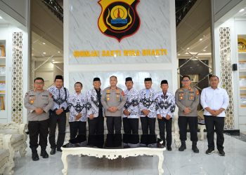 Jajaran Polda Jambi dan pengurus PGRI Provinsi Jambi berfoto bersama usai audiensi yang membahas perlindungan guru serta penyelesaian persoalan pendidikan melalui pendekatan mediasi dan restorative justice. (Dok. Humas)