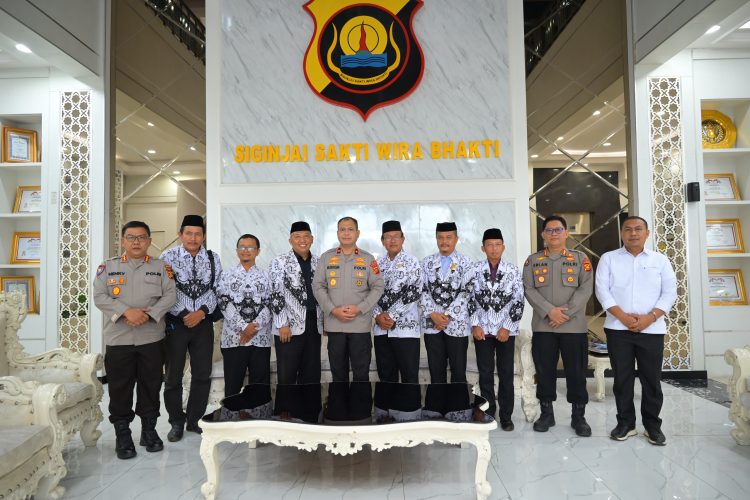 Jajaran Polda Jambi dan pengurus PGRI Provinsi Jambi berfoto bersama usai audiensi yang membahas perlindungan guru serta penyelesaian persoalan pendidikan melalui pendekatan mediasi dan restorative justice. (Dok. Humas)