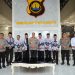 Jajaran Polda Jambi dan pengurus PGRI Provinsi Jambi berfoto bersama usai audiensi yang membahas perlindungan guru serta penyelesaian persoalan pendidikan melalui pendekatan mediasi dan restorative justice. (Dok. Humas)