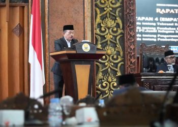 Gubernur Jambi Al Haris menyampaikan pandangan pemerintah daerah dalam Rapat Paripurna DPRD Provinsi Jambi terkait penetapan empat rancangan peraturan daerah (Ranperda) menjadi peraturan daerah, Senin (26/1/2026). (Dok. Erit)