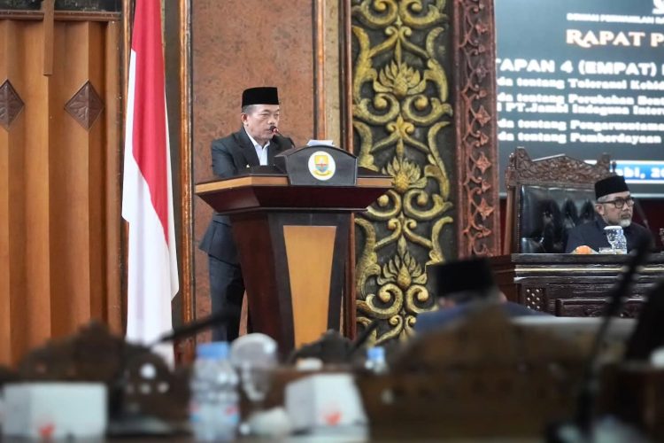 Gubernur Jambi Al Haris menyampaikan pandangan pemerintah daerah dalam Rapat Paripurna DPRD Provinsi Jambi terkait penetapan empat rancangan peraturan daerah (Ranperda) menjadi peraturan daerah, Senin (26/1/2026). (Dok. Erit)