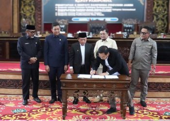 Penandatanganan keputusan DPRD Provinsi Jambi dalam Rapat Paripurna penetapan empat Ranperda inisiatif DPRD menjadi peraturan daerah,, Senin (26/1/2026). (Dok, Stepanus)
