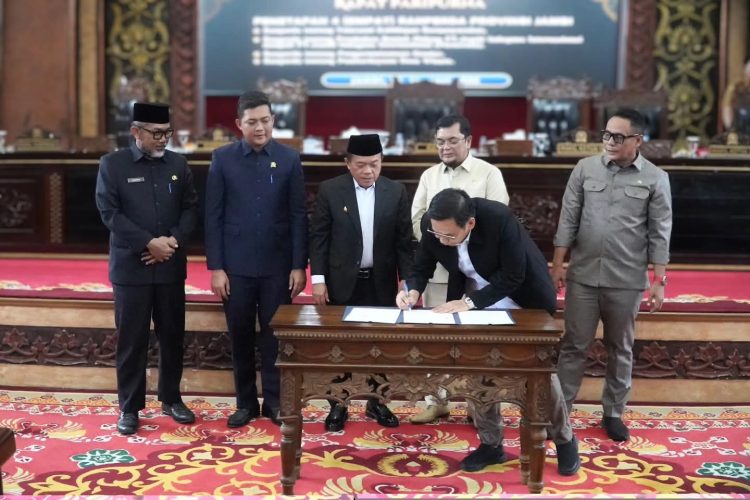 Penandatanganan keputusan DPRD Provinsi Jambi dalam Rapat Paripurna penetapan empat Ranperda inisiatif DPRD menjadi peraturan daerah,, Senin (26/1/2026). (Dok, Stepanus)