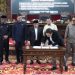 Penandatanganan keputusan DPRD Provinsi Jambi dalam Rapat Paripurna penetapan empat Ranperda inisiatif DPRD menjadi peraturan daerah,, Senin (26/1/2026). (Dok, Stepanus)