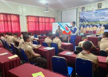 Tim Safety Riding Honda Sinsen memberikan edukasi keselamatan berkendara kepada pelajar dalam kegiatan kampanye #Cari_Aman di salah satu sekolah di Kota Jambi, Januari 2026. (Dok. Sinsen)