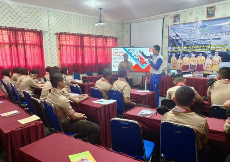 Tim Safety Riding Honda Sinsen memberikan edukasi keselamatan berkendara kepada pelajar dalam kegiatan kampanye #Cari_Aman di salah satu sekolah di Kota Jambi, Januari 2026. (Dok. Sinsen)