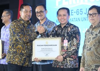 Direktur Utama Jasa Raharja Muhammad Awaluddin menyerahkan piagam penghargaan kepada mitra kerja pada puncak peringatan HUT ke-65 Jasa Raharja di Jakarta, Selasa (27/1/2026). (Dok. Humas JR JambI)