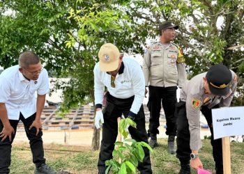 Kapolda Jambi yang diwakili Dirpamobvit Polda Jambi Kombes Pol. Bachtiar bersama jajaran Forkopimda mengikuti penanaman pohon serentak dalam rangka HUT ke-69 Provinsi Jambi di Desa Pematang Jering, Kecamatan Jambi Luar Kota, Kabupaten Muaro Jambi, Rabu (28/1/2026). (Dok. Nahar)
