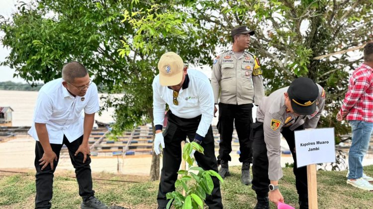 Kapolda Jambi yang diwakili Dirpamobvit Polda Jambi Kombes Pol. Bachtiar bersama jajaran Forkopimda mengikuti penanaman pohon serentak dalam rangka HUT ke-69 Provinsi Jambi di Desa Pematang Jering, Kecamatan Jambi Luar Kota, Kabupaten Muaro Jambi, Rabu (28/1/2026). (Dok. Nahar)