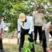 Kapolda Jambi yang diwakili Dirpamobvit Polda Jambi Kombes Pol. Bachtiar bersama jajaran Forkopimda mengikuti penanaman pohon serentak dalam rangka HUT ke-69 Provinsi Jambi di Desa Pematang Jering, Kecamatan Jambi Luar Kota, Kabupaten Muaro Jambi, Rabu (28/1/2026). (Dok. Nahar)