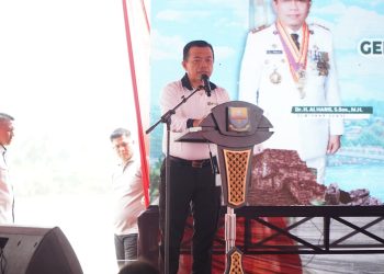 Gubernur Jambi Al Haris menyampikan sambutan pada kegiatan Penanaman Pohon Serentak se-Provinsi Jambi di sempadan Sungai Batanghari, (Dok. Erit)