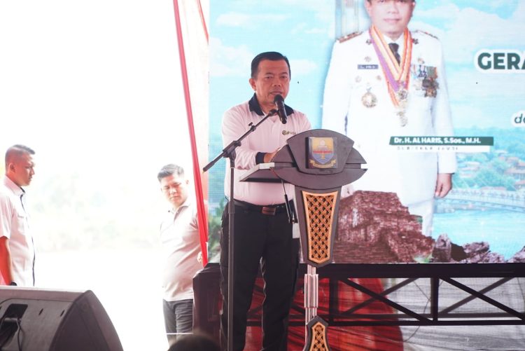 Gubernur Jambi Al Haris menyampikan sambutan pada kegiatan Penanaman Pohon Serentak se-Provinsi Jambi di sempadan Sungai Batanghari, (Dok. Erit)
