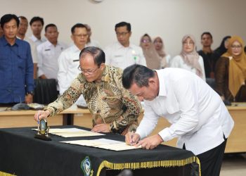 Gubernur Kepulauan Riau dan Kepala Badan Pengembangan dan Pembinaan Bahasa menandatangani nota kesepakatan penguatan penggunaan bahasa Indonesia di Kantor Gubernur Kepri, Tanjungpinang, Rabu (28/1/2026). (Dok. Tri)