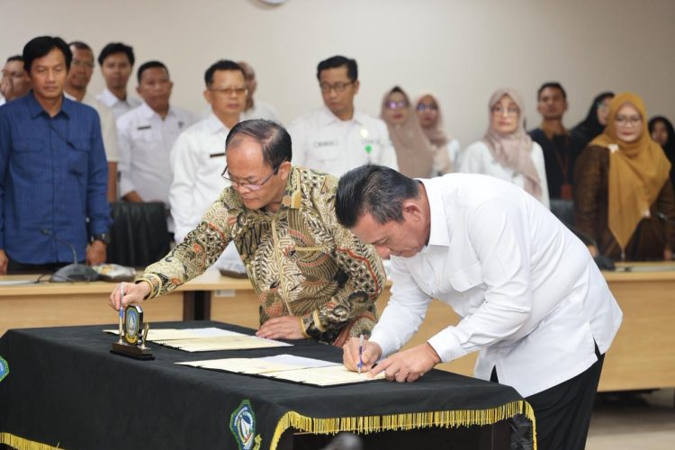 Gubernur Kepulauan Riau dan Kepala Badan Pengembangan dan Pembinaan Bahasa menandatangani nota kesepakatan penguatan penggunaan bahasa Indonesia di Kantor Gubernur Kepri, Tanjungpinang, Rabu (28/1/2026). (Dok. Tri)