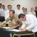 Gubernur Kepulauan Riau dan Kepala Badan Pengembangan dan Pembinaan Bahasa menandatangani nota kesepakatan penguatan penggunaan bahasa Indonesia di Kantor Gubernur Kepri, Tanjungpinang, Rabu (28/1/2026). (Dok. Tri)