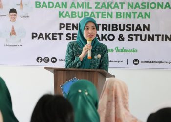 Ketua TP PKK Kabupaten Bintan Hafizha Rahmadhani memberikan sambutan pada kegiatan pendistribusian paket sembako dhuafa dan paket stunting oleh BAZNAS Bintan di Kelurahan Tanjung Uban Timur, Kecamatan Bintan Utara, Rabu (28/1/2026). (Dok. Ikram)