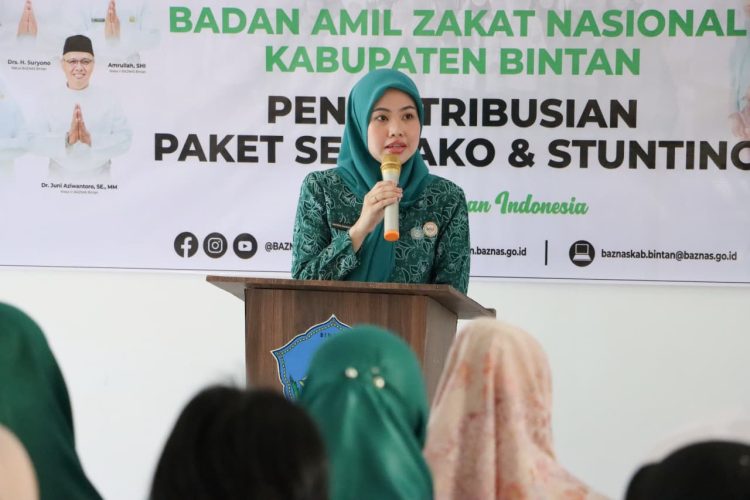 Ketua TP PKK Kabupaten Bintan Hafizha Rahmadhani memberikan sambutan pada kegiatan pendistribusian paket sembako dhuafa dan paket stunting oleh BAZNAS Bintan di Kelurahan Tanjung Uban Timur, Kecamatan Bintan Utara, Rabu (28/1/2026). (Dok. Ikram)