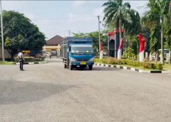 Dansat Brimob Polda Jambi Kombes Pol. M. Faishal Aris menginstruksikan pembukaan gerbang Mako Brimob sebagai jalur alternatif untuk mengurai kemacetan akibat truk mogok di ruas jalan depan markas, Rabu (28/1/2026). (Dok. Nahar)
