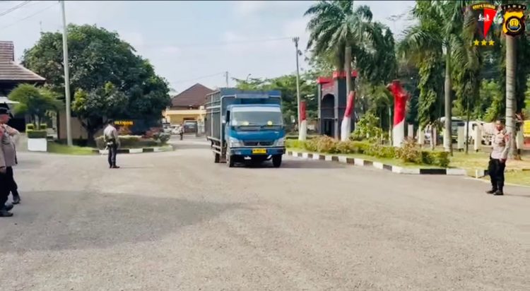 Dansat Brimob Polda Jambi Kombes Pol. M. Faishal Aris menginstruksikan pembukaan gerbang Mako Brimob sebagai jalur alternatif untuk mengurai kemacetan akibat truk mogok di ruas jalan depan markas, Rabu (28/1/2026). (Dok. Nahar)