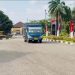 Dansat Brimob Polda Jambi Kombes Pol. M. Faishal Aris menginstruksikan pembukaan gerbang Mako Brimob sebagai jalur alternatif untuk mengurai kemacetan akibat truk mogok di ruas jalan depan markas, Rabu (28/1/2026). (Dok. Nahar)