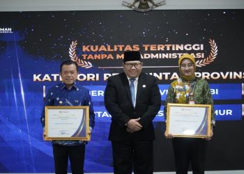 Gubernur Jambi Al Haris (kiri) menerima penghargaan Opini Kualitas Tertinggi Tanpa Maladministrasi dari Ombudsman Republik Indonesia di Jakarta, Kamis (29/1/2026). (Dok. Erit Kominfo)