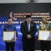 Gubernur Jambi Al Haris (kiri) menerima penghargaan Opini Kualitas Tertinggi Tanpa Maladministrasi dari Ombudsman Republik Indonesia di Jakarta, Kamis (29/1/2026). (Dok. Erit Kominfo)