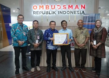 Gubernur Jambi Al Haris (tengah) menerima penghargaan Opini Kualitas Tertinggi Tanpa Maladministrasi dari Ombudsman Republik Indonesia di Kantor Ombudsman RI, Jakarta, Kamis (29/1/2026). (Dok. Erit - Kominfo)