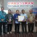 Gubernur Jambi Al Haris (tengah) menerima penghargaan Opini Kualitas Tertinggi Tanpa Maladministrasi dari Ombudsman Republik Indonesia di Kantor Ombudsman RI, Jakarta, Kamis (29/1/2026). (Dok. Erit - Kominfo)