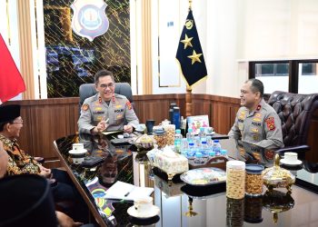 Kapolda Jambi Irjen Pol. Krisno H. Siregar (kanan) berdialog dengan jajaran Majelis Ulama Indonesia (MUI) Provinsi Jambi saat silaturahmi di Ruang Kerja Kapolda Jambi, Kamis (29/1/2026). (Dok. Humas)