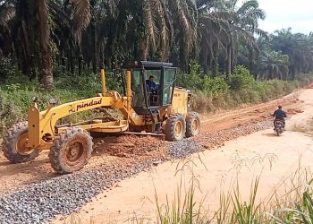 Alat berat milik UPT Alkal Dinas PUPR Kabupaten Muaro Jambi melakukan pemeliharaan ruas jalan kabupaten di Desa Tri Mulya Jaya, Kecamatan Sungai Gelam, Kamis (29/1/2026). (Daus)