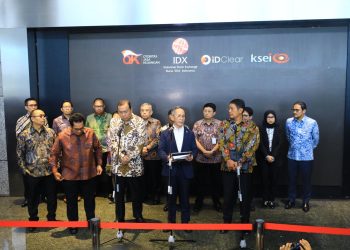 Ketua Dewan Komisioner OJK Mahendra Siregar (tengah) menyampaikan keterangan pers terkait penguatan transparansi dan tata kelola pasar modal di Gedung Bursa Efek Indonesia, Jakarta, Kamis (29/1/2026). (Dok. Humas OJK Jambi)