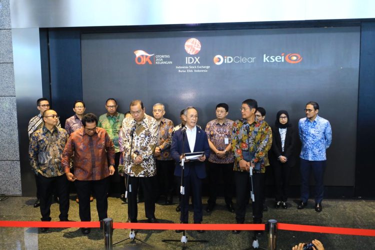 Ketua Dewan Komisioner OJK Mahendra Siregar (tengah) menyampaikan keterangan pers terkait penguatan transparansi dan tata kelola pasar modal di Gedung Bursa Efek Indonesia, Jakarta, Kamis (29/1/2026). (Dok. Humas OJK Jambi)