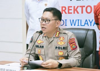 Kabid Humas Polda Jambi Kombes Pol. Erlan Munaji menyampaikan keterangan pers terkait perkembangan penyidikan kasus kecelakaan lalu lintas di Mapolda Jambi, Kamis (29/1/2026). (Dok. Nahar)