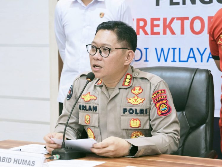 Kabid Humas Polda Jambi Kombes Pol. Erlan Munaji menyampaikan keterangan pers terkait perkembangan penyidikan kasus kecelakaan lalu lintas di Mapolda Jambi, Kamis (29/1/2026). (Dok. Nahar)