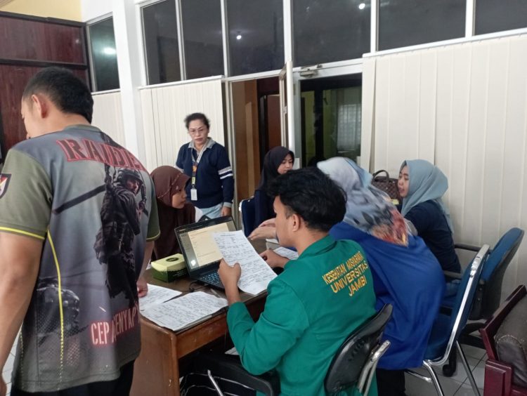 Sejumlah atlet Jambi menjalani pemeriksaan kesehatan yang digelar KONI Provinsi Jambi sebagai persiapan menghadapi Pekan Olahraga Nasional (PON) Bela Diri di Sulawesi Selatan, Agustus 2026. (Dok. Stepanus)