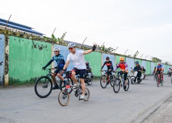 Kapolda Jambi Irjen Pol. Krisno H. Siregar bersama jajaran Polda Jambi, insan pers, dan komunitas sepeda usai kegiatan Farewell Ride dan penanaman pohon di kawasan Cagar Budaya Muaro Jambi, Jumat (30/1/2026) (Dok. nahar)