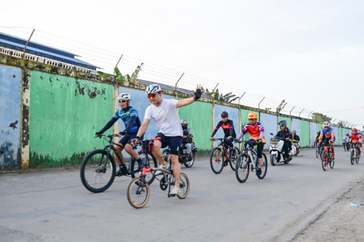 Kapolda Jambi Irjen Pol. Krisno H. Siregar bersama jajaran Polda Jambi, insan pers, dan komunitas sepeda usai kegiatan Farewell Ride dan penanaman pohon di kawasan Cagar Budaya Muaro Jambi, Jumat (30/1/2026) (Dok. nahar)