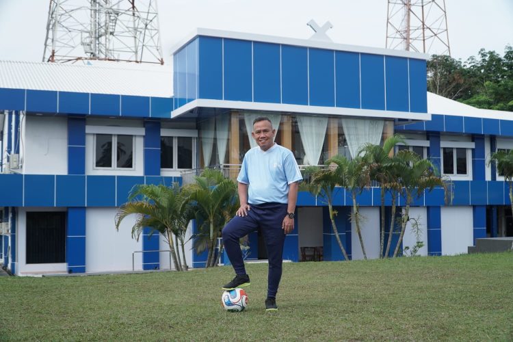 Kepala TVRI Stasiun Jambi, Herly Marjoni, bersiap menyukseskan Kick Off Piala Dunia 2026 serentak nasional yang akan digelar di Jambi, Minggu (1/2/2026), sebagai penanda dimulainya rangkaian siaran Piala Dunia 2026 di TVRI. (Dok Stepanus)
